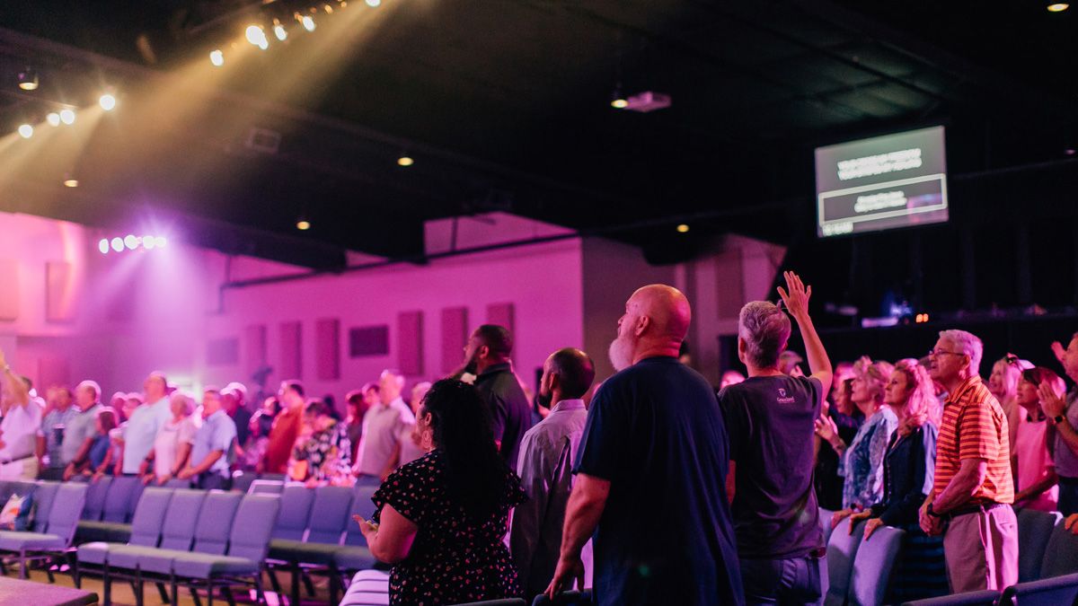 sunday church service in lee's summit, mo